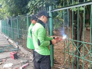 Pagar Hutan Kota Cawang Diperbaiki dan Dipasangi Lampu Sorot (Foto: BeritaJakarta.id)